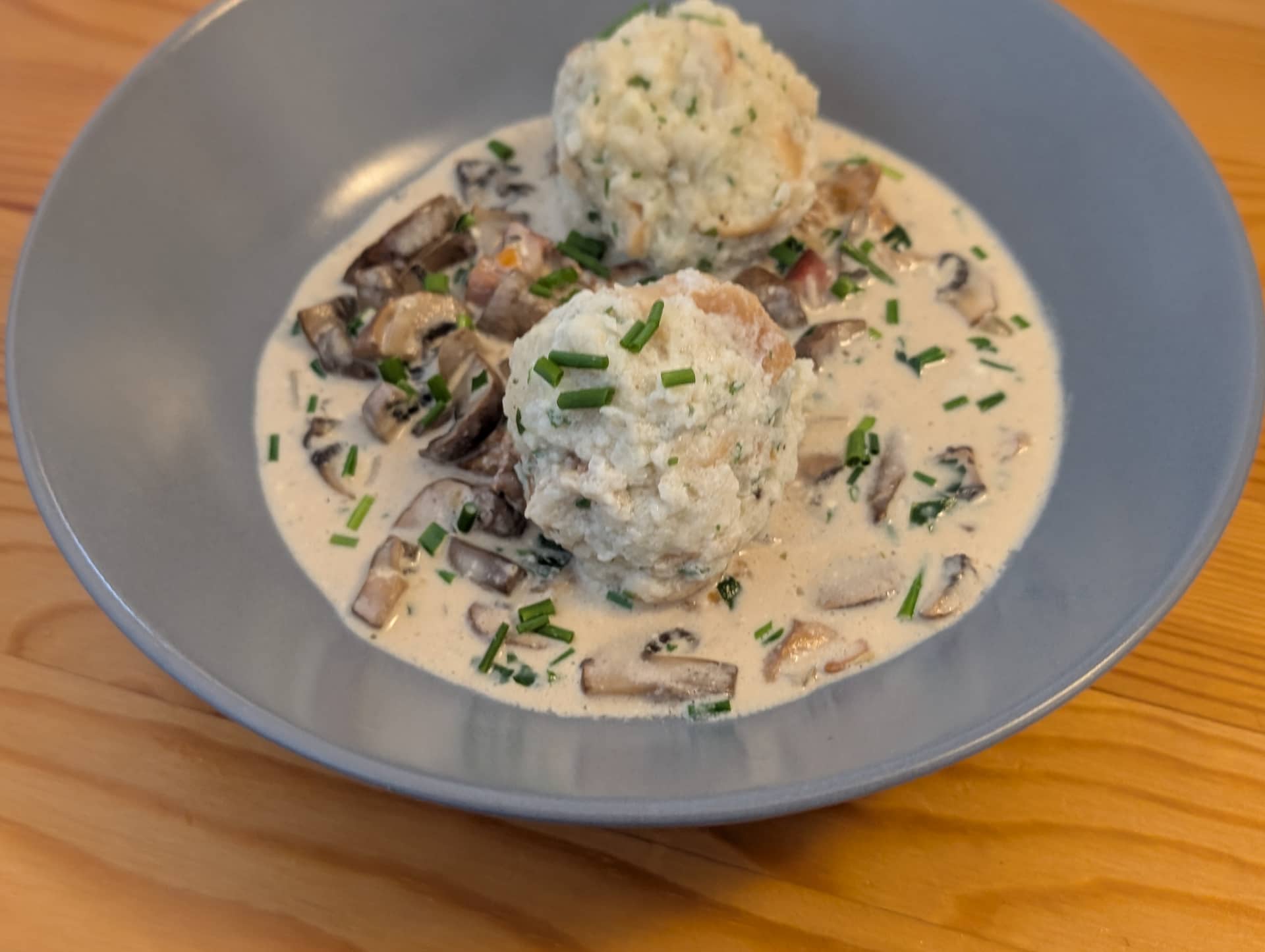 Semmelknödel mit Rahmschwammerln – cremige Pilzrahmsauce
