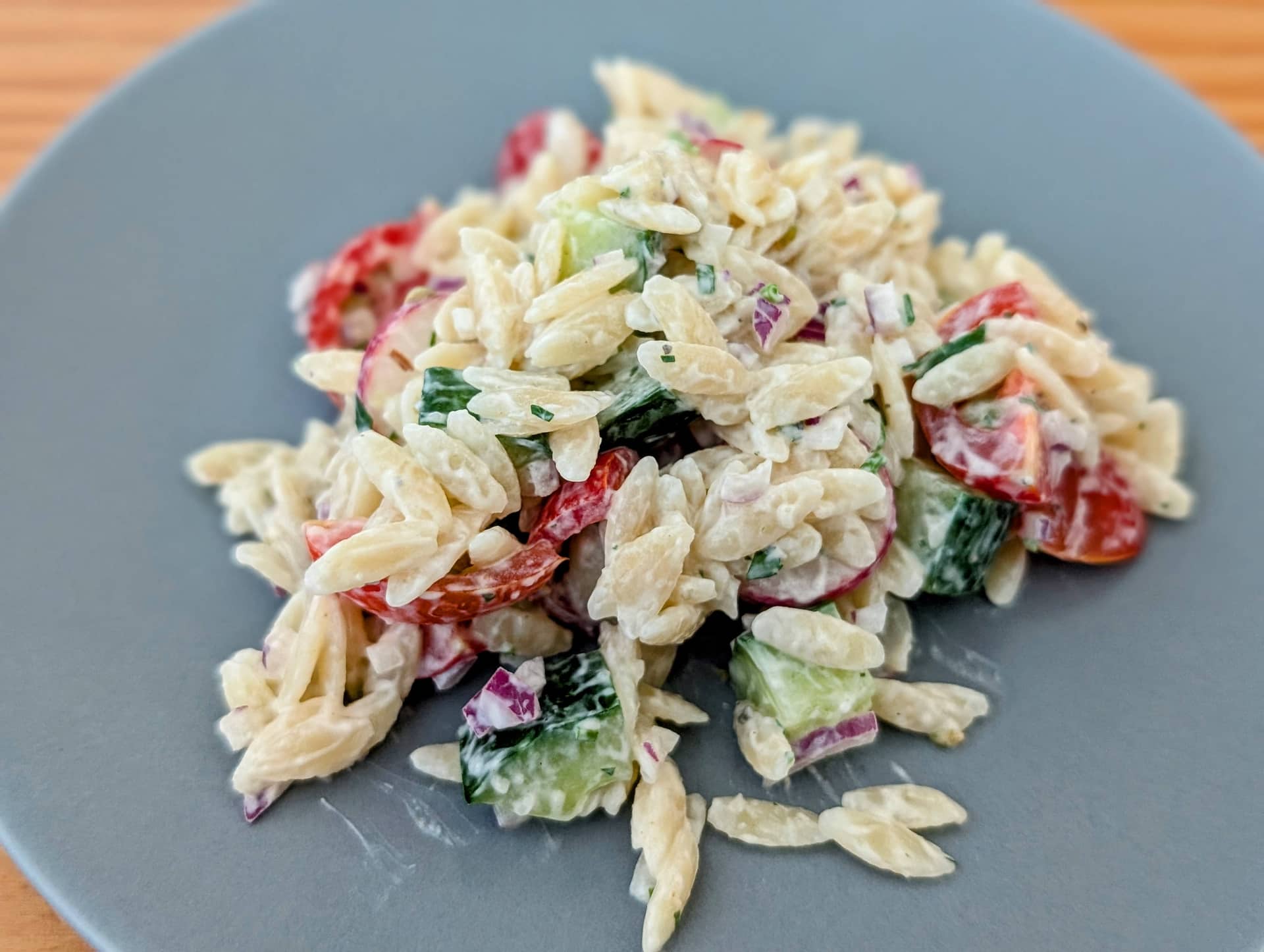 Kritharaki-Nudelsalat mit Feta und Joghurt-Dressing