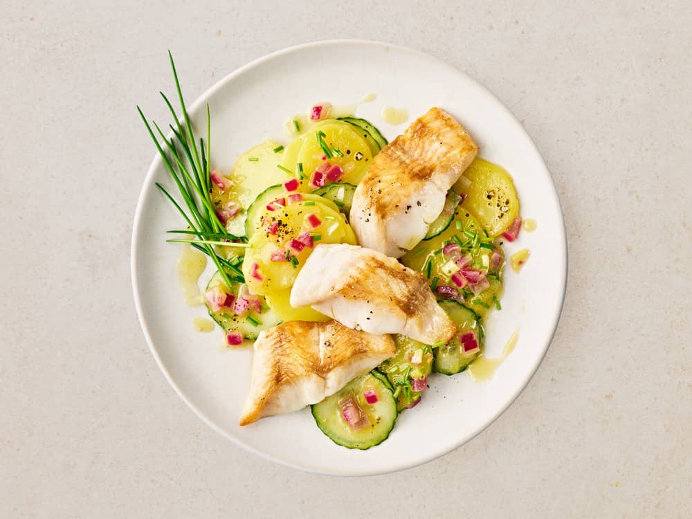 Seehecht auf Kartoffel-Gurkensalat