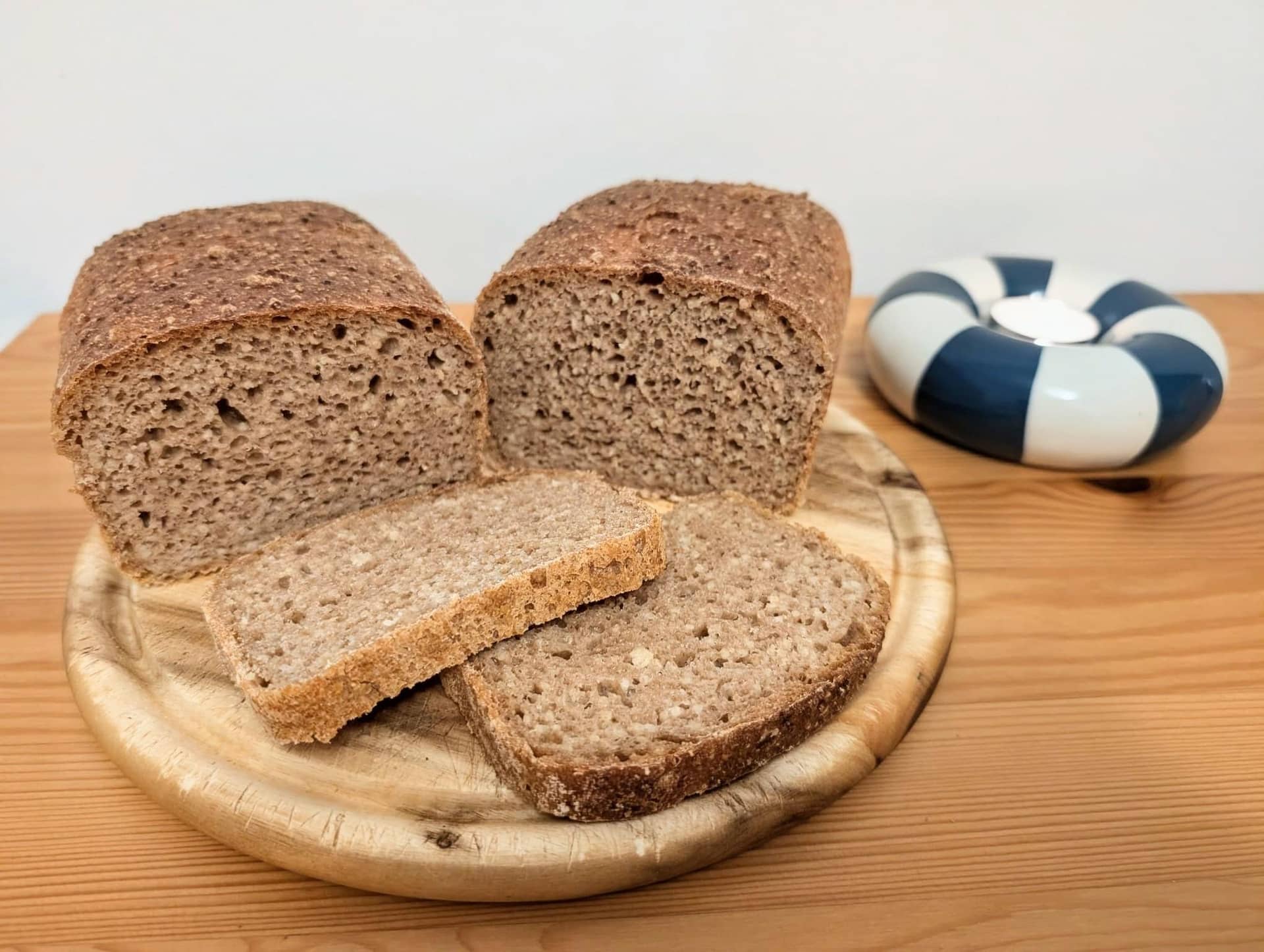 Dinkel-Hirse-Kastenbrot – saftig, einfach & aromatisch