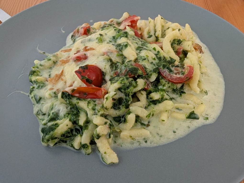 Cremiger Spätzleauflauf mit Rahmspinat und knusprigen Röstzwiebeln