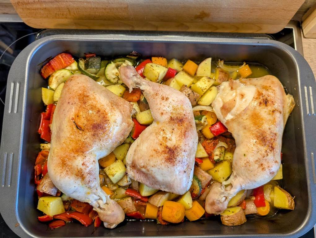 Knusprige Hähnchenschenkel mit Ofengemüse