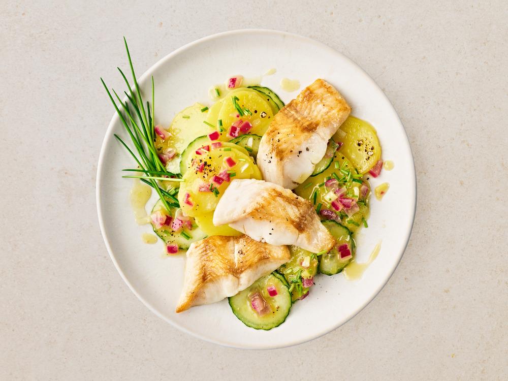 Seehecht auf Kartoffel-Gurkensalat