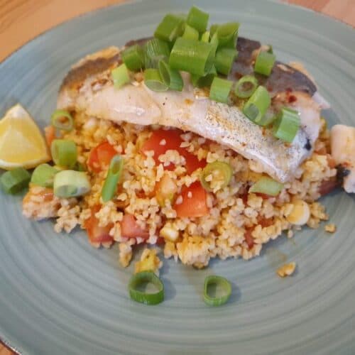 Bulgursalat mit Harissa-Fischfilet